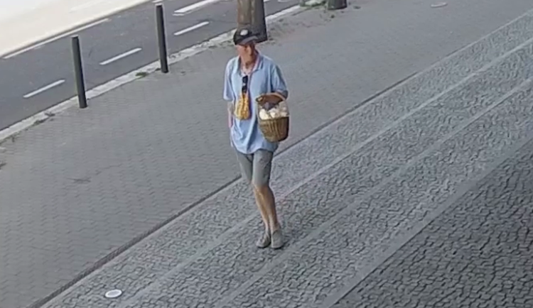 Muž lákal děti do auta na popcorn. Když odmítly, naštval se