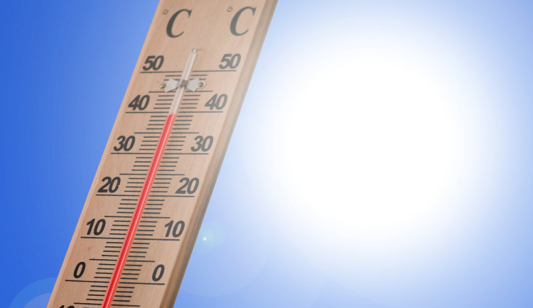 Teploty vystřelí nad 34 stupňů. Meteorologové varují před tropickým víkendem