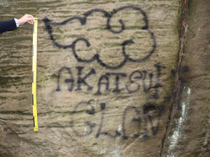 Sprejeři řádili ve skalním městě Hruboskalsko a Sedmihorkách. Pátrá po nich policie
