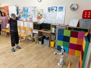 Robot Robic cvičí s klienty sociálních služeb. Odlehčí pečovatelkám, v kraji zůstane