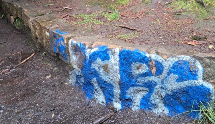 Sprejeři řádili ve skalním městě Hruboskalsko a Sedmihorkách. Pátrá po nich policie