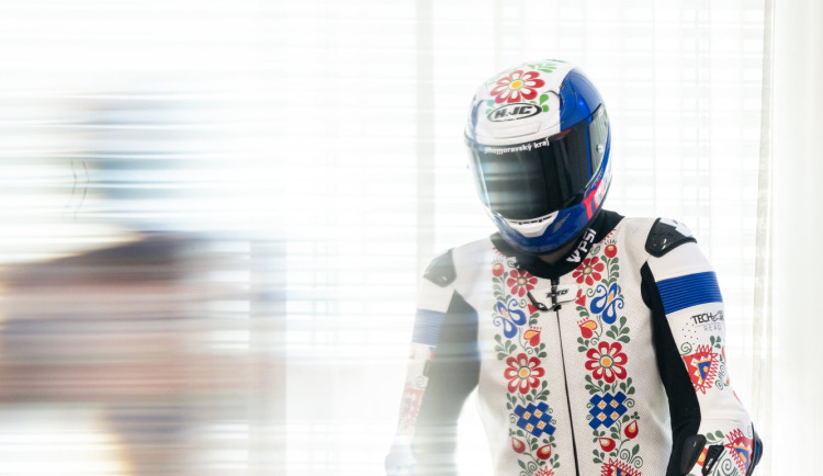 Fanoušci MotoGP mohou pomoci dobré věci. Do dražby jde originální helma i kombinéza
