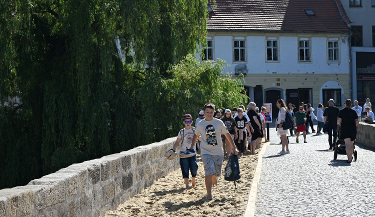 Místo dlažby písek. Nejstarší kamenný most v Česku se proměnil v pláž