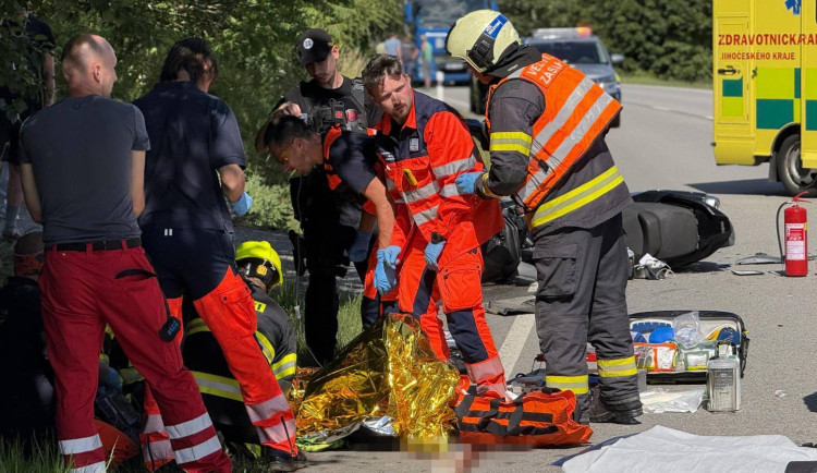 Muž na skútru utrpěl devastující zranění nohy. Krvácení zastavili svědci