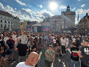 Liberec fandil Česku v boji proti JAR. Lidé zaplnili náměstí před radnicí