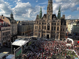 Liberec fandil Česku v boji proti JAR. Lidé zaplnili náměstí před radnicí