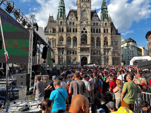 Liberec fandil Česku v boji proti JAR. Lidé zaplnili náměstí před radnicí