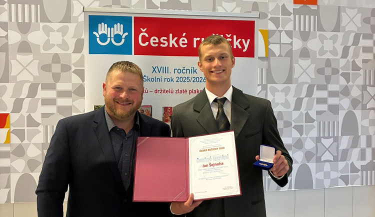 Jan Šejnoha s mistrem odborného výcviku Martinem Roušalem.