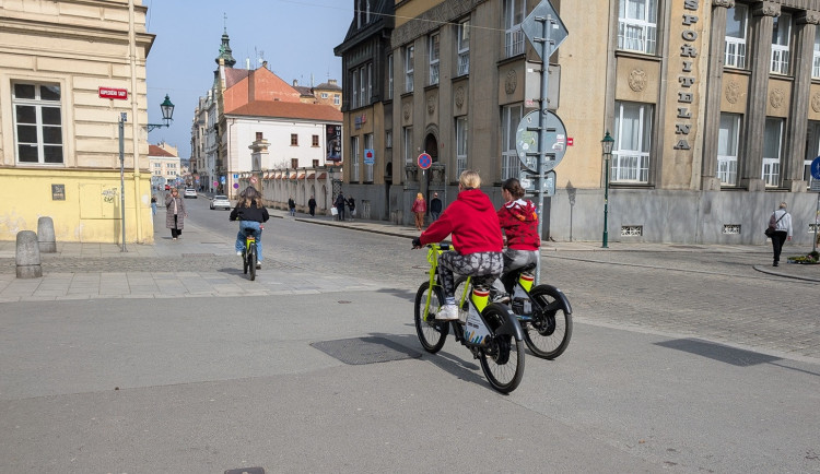 Na sdílených elektrokolech lidé 12krát objeli zeměkouli, město pořídí další