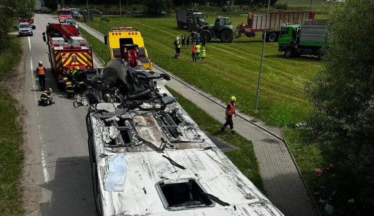 Řidič autobusu, který uvízl pod viaduktem, čelí stíhání. Hrozí mu až pět let vězení