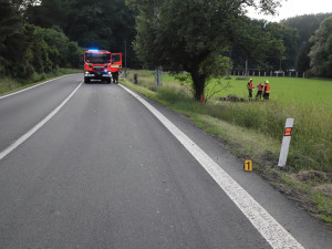 Motorkář vylétl ze silnice a narazil do stromu. Skončil v nemocnici, motorka shořela