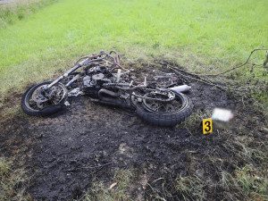 Motorkář vylétl ze silnice a narazil do stromu. Skončil v nemocnici, motorka shořela