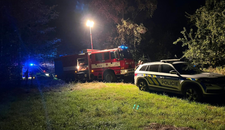 Žena zmizela během noční procházky, hasiči ji našli v řece v kritickém stavu