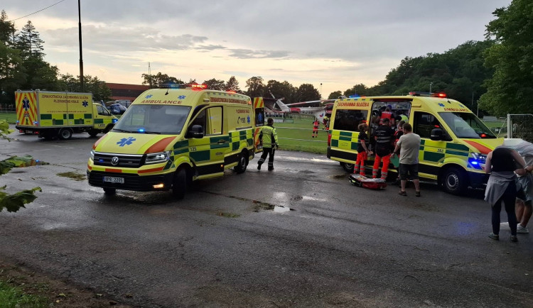 Byl to šílený pohled, popisují svědci nehodu parašutistů. Čtyři jsou ve vážném stavu