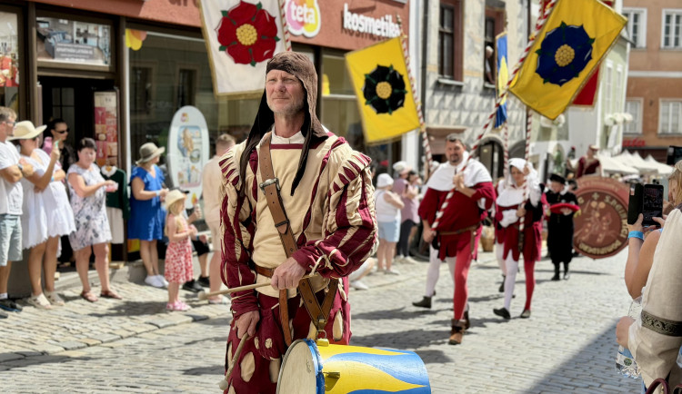Historické kostýmy, šerm a tropické vedro. Krumlov prožil víkend ve znamení pětilisté růže