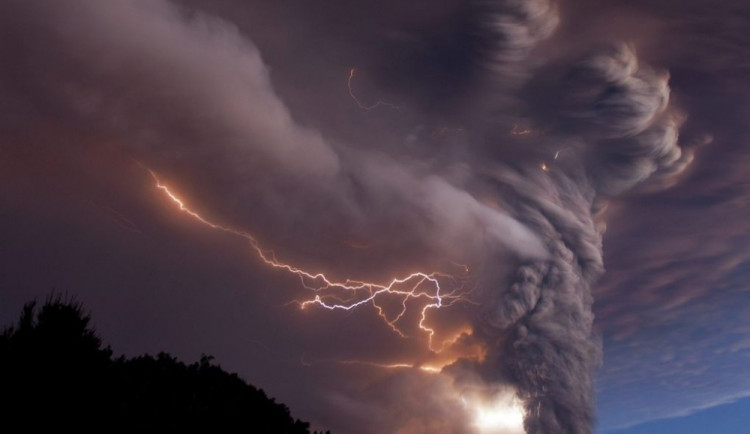 Nad jih Čech se znovu ženou bouřky. Meteorologové varují před kroupami i silným větrem
