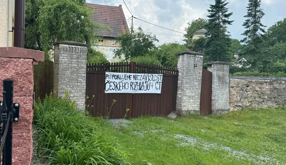 Poslanec z ANO tepe souseda za jeho názor, který vyvěsil na plachtě na svých vratech