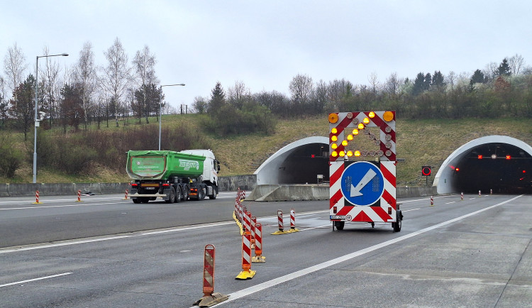 Na D1 u Klimkovic začaly opravy vozovky. Řidiči musí počítat se zúžením a nižší rychlostí