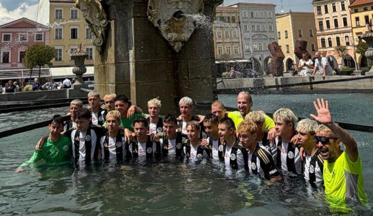 Mistři bez jediné porážky. U15 Dynama oslavila titul koupelí v Samsonově kašně