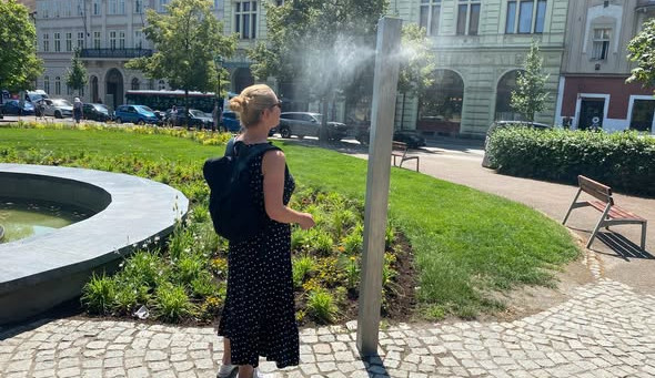 Města kvůli vedrům instalují mlžítka. Za hodinu spotřebují 30 litrů vody