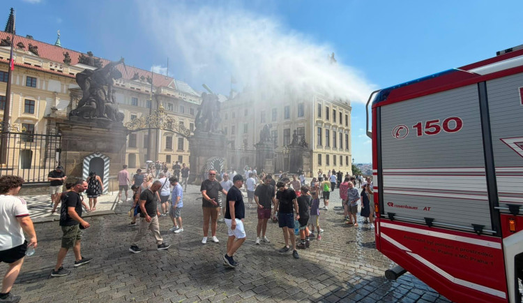 Hasiči Prahy 1 kropí rozpálené centrum města, ochladit jeli i malé olympioniky