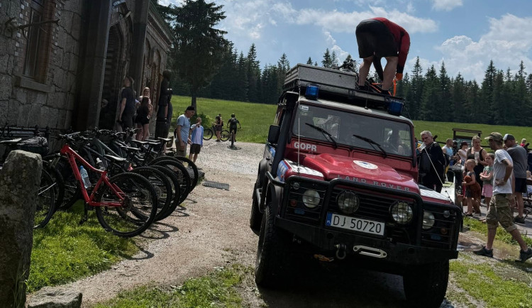 Cyklistku na polské straně Jizerek zasáhl blesk. Došlo k zástavě, ženu oživovali turisté