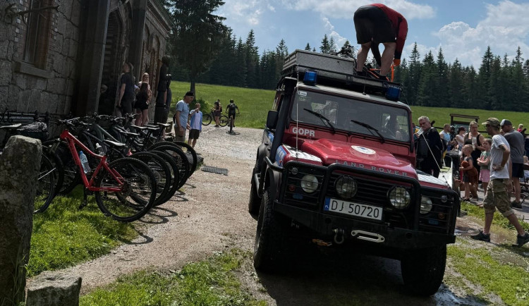 Cyklistku na polské straně Jizerek zasáhl blesk. Došlo k zástavě, ženu oživovali turisté