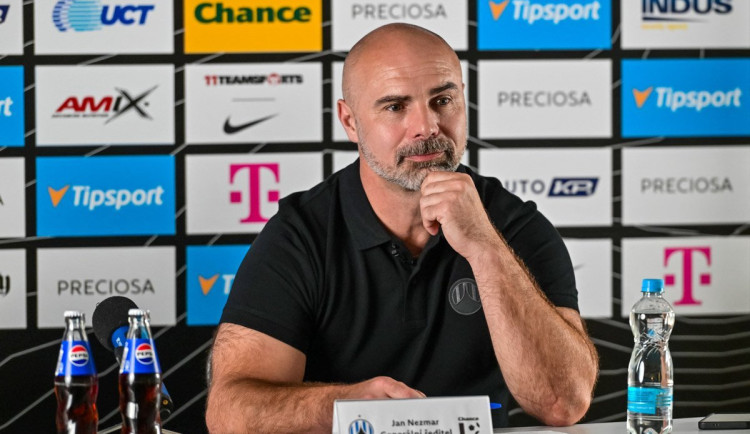 Slovan novou sezonu začne na hybridu. Věříme, že pomůže terénu i hře, řekl Nezmar