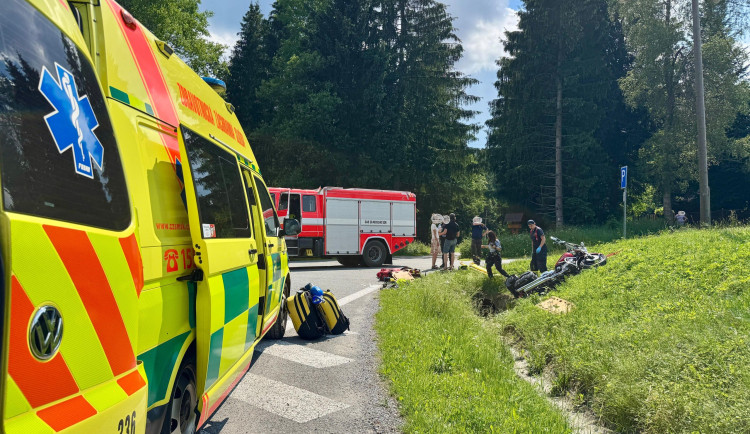Motorkář zůstal po střetu s osobákem v bezvědomí a s poraněním mozku