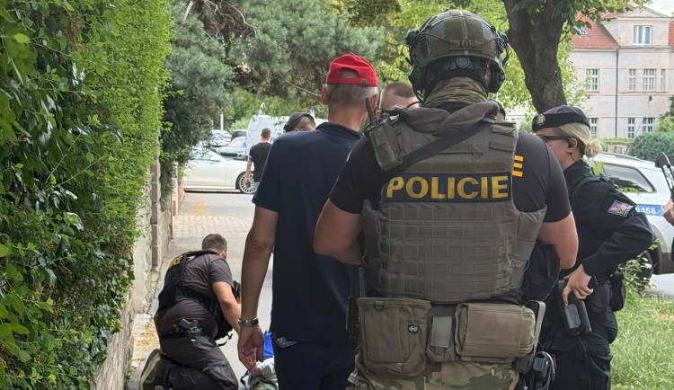 Policisté zadrželi hledaného ozbrojeného muže v Praze, dopadli ho ve Strašnicích