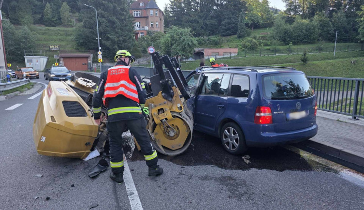 Silnici na Lučany zastavila nehoda. Srazilo se auto se silničním válcem