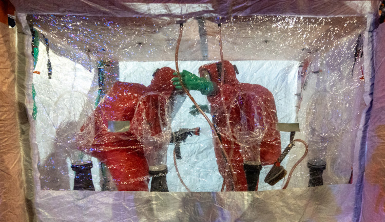 Z kamionu vytékal hydroxid draselný, řidič celkem převážel stovky litrů chemikálií