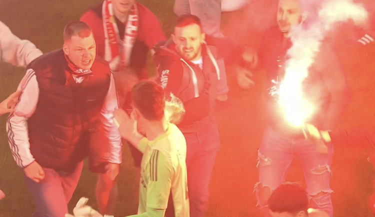 Za vyhrožování Surovčíkovi až dva roky vězení. Policie obvinila fanouška z derby