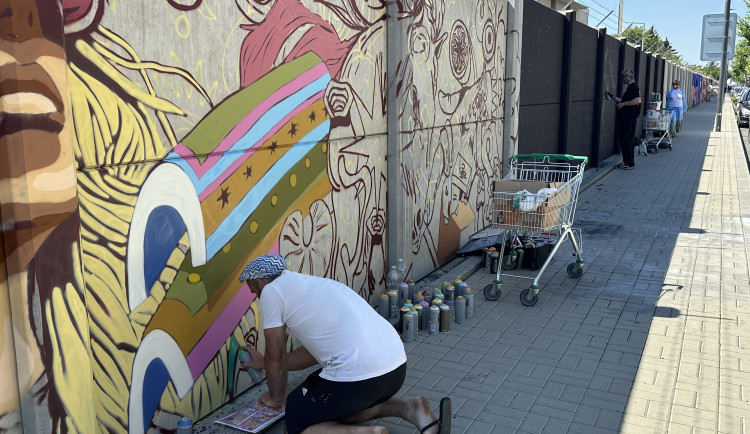 FOTO: Z šedé zdi je obří galerie. V Praze vzniká jeden z největších muralů v Evropě