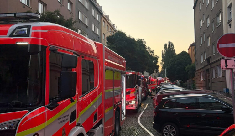 Po požáru bytu na Žižkově skončili v nemocnici čtyři lidé