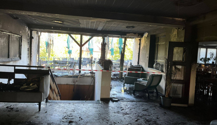 Při požáru hotelu se nadýchala zplodin mladá recepční, chtěla varovat ubytované
