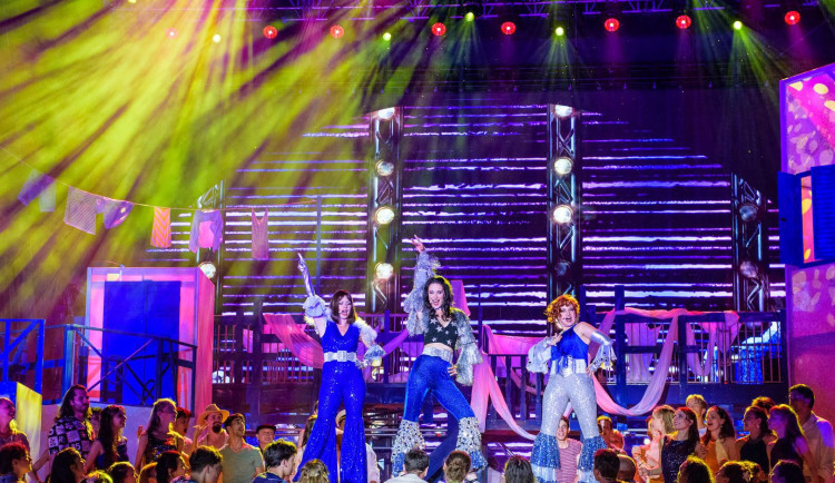 Lidé na muzikálu Mamma Mia! kolabovali z horka, divadlo přijalo opatření