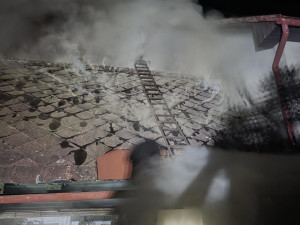 Noční požár v Koberovech. Zraněného z roubenky vyvedli sousedé