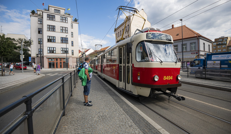 Tramvaje v Praze jezdí kvůli vedru pomaleji, nabírají zpoždění