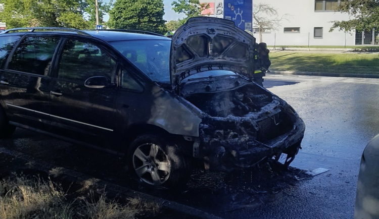 Auto ve Strakonicích za jízdy začalo doutnat a následně vybuchlo