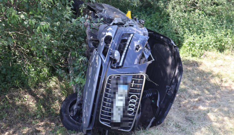 Senior narazil do odstaveného vozu, do nemocnice transportoval vrtulník