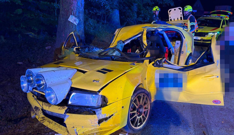 Nehoda na rallye skončila vážným zraněním řidiče, do akce vzlétl vrtulník