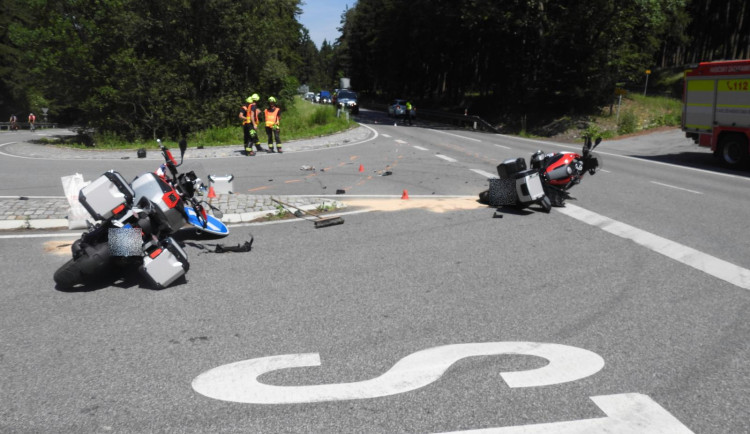 Společný výlet na motorkách skončil nehodou a těžkým zraněním