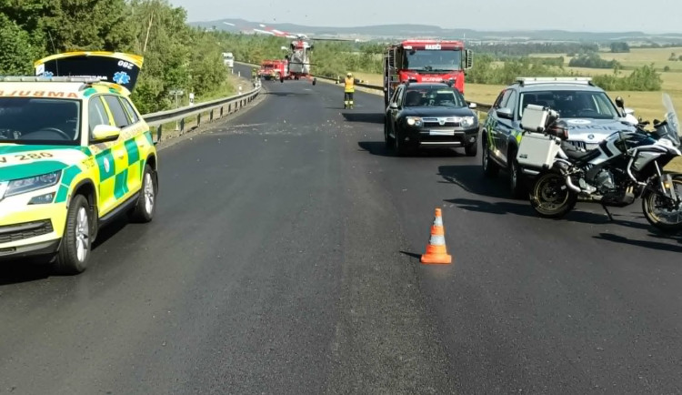 Střet auta s motocyklem u Třebouně si vyžádal zásah vrtulníku