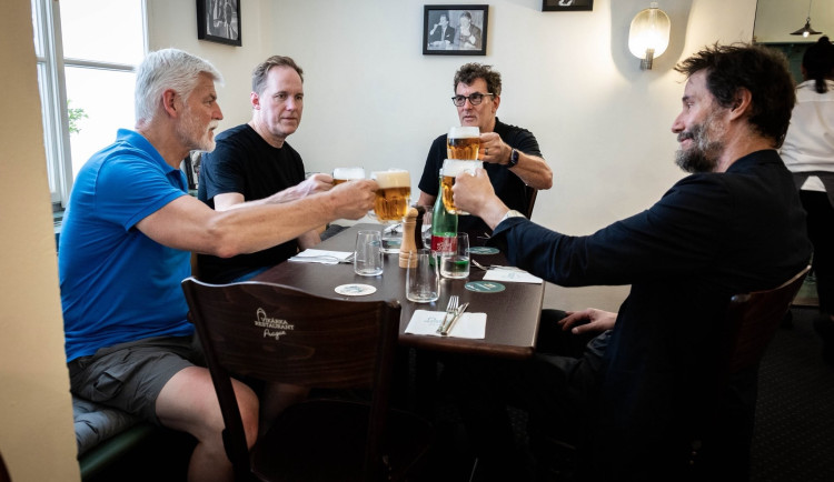 Prezident Pavel přivítal na Hradě herce Keanu Reevese, dali si i pivo