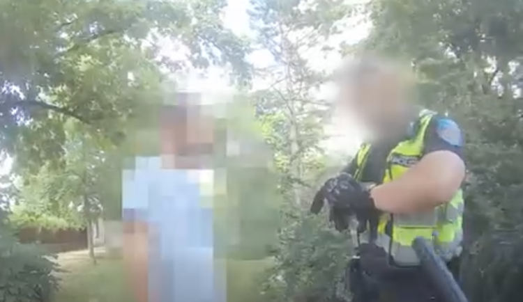VIDEO: Muž se ukájel před dětmi, strážníkům se pak omlouval