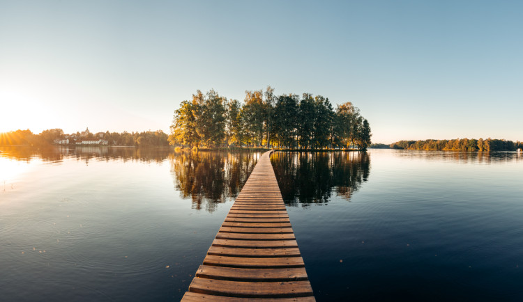 Hygienici varují. Na Orlíku platí zákaz koupání a voda už se kazí i na Lipně
