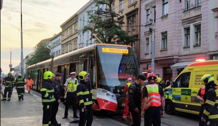 Tramvaj srazila dva chodce, na koleje vběhli opilí
