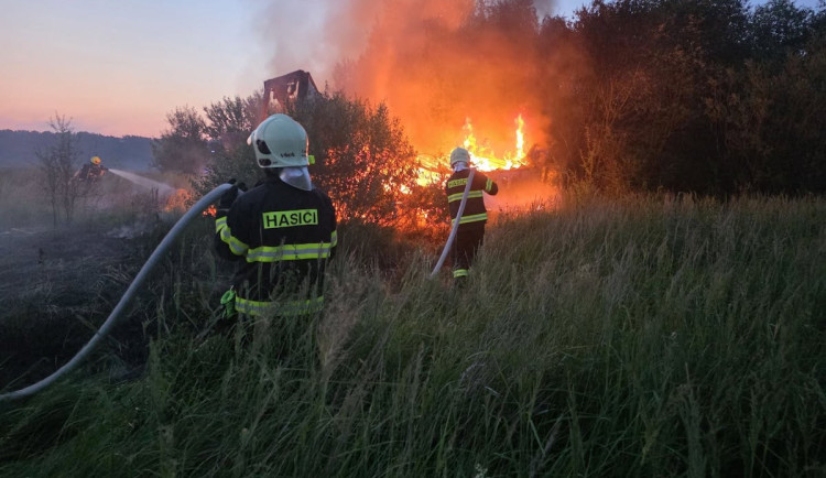 Noční požár na Turnovsku. Shořel odstavený kamion