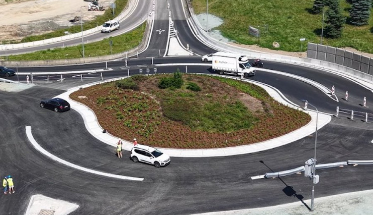 ŘSD zprovoznilo turbo-okružní křižovatku na výjezdu do Jablonce. Vyšla na 45 milionů